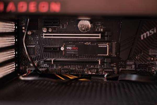 Foto von <a href="https://unsplash.com/@samsungmemory?utm_source=unsplash&utm_medium=referral&utm_content=creditCopyText">Samsung Memory</a> auf <a href="https://unsplash.com/de/fotos/SyfekQxg_xQ?utm_source=unsplash&utm_medium=referral&utm_content=creditCopyText">Unsplash</a>
  